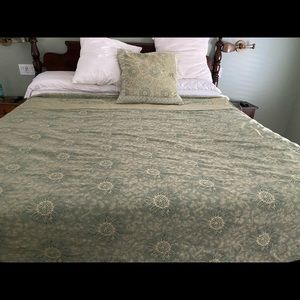 Queen size coverlet with two pillowcase shams.